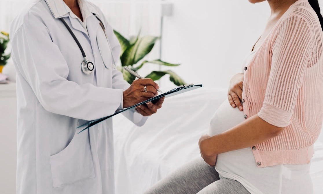 Même en l’absence d’un acte médical, le défaut d’information sur les risques résultant d’un accouchement par voie basse doit être réparé